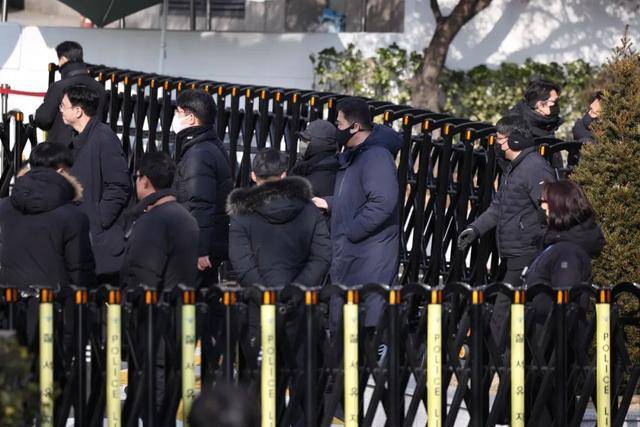 韩国政坛一夜大乱!150人冲进总统府,尹锡悦组织一万支持者拒捕