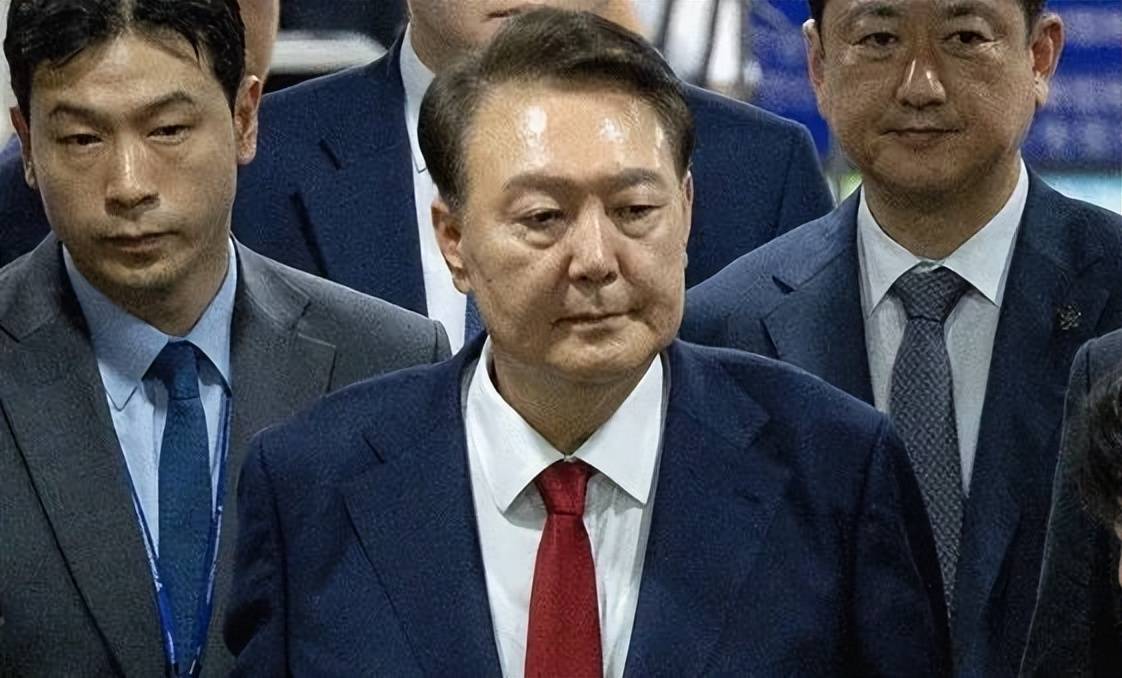 历任中最小!尹锡悦牢房面积仅6.6平方米,洗澡要去公共浴池;换上卡其色囚服