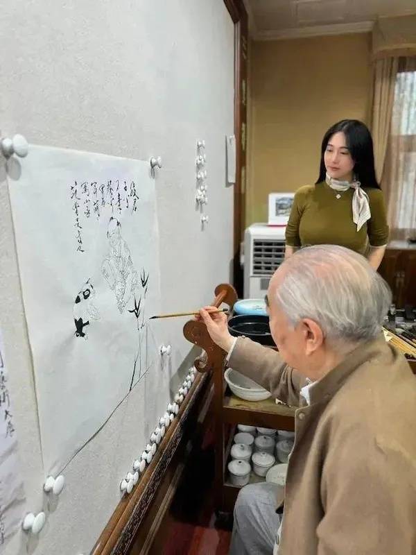范曾继子发布父亲看展照片，疑回应失联风波，业内称“范曾失联”是家里两拨人内斗